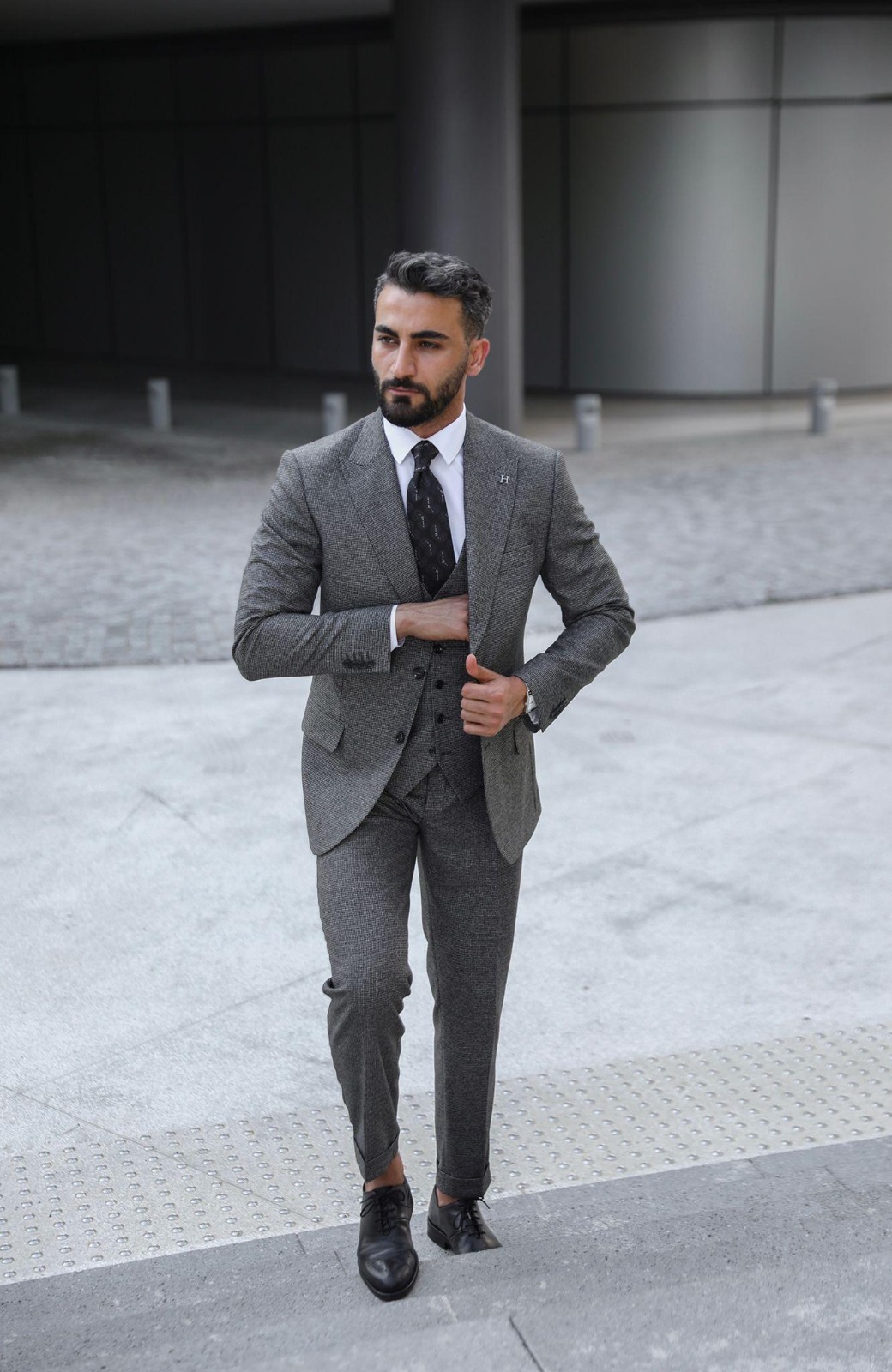 MEN’S BESPOKE SUITS FOR WEDDINGS, WORK, AND FORMAL EVENTS